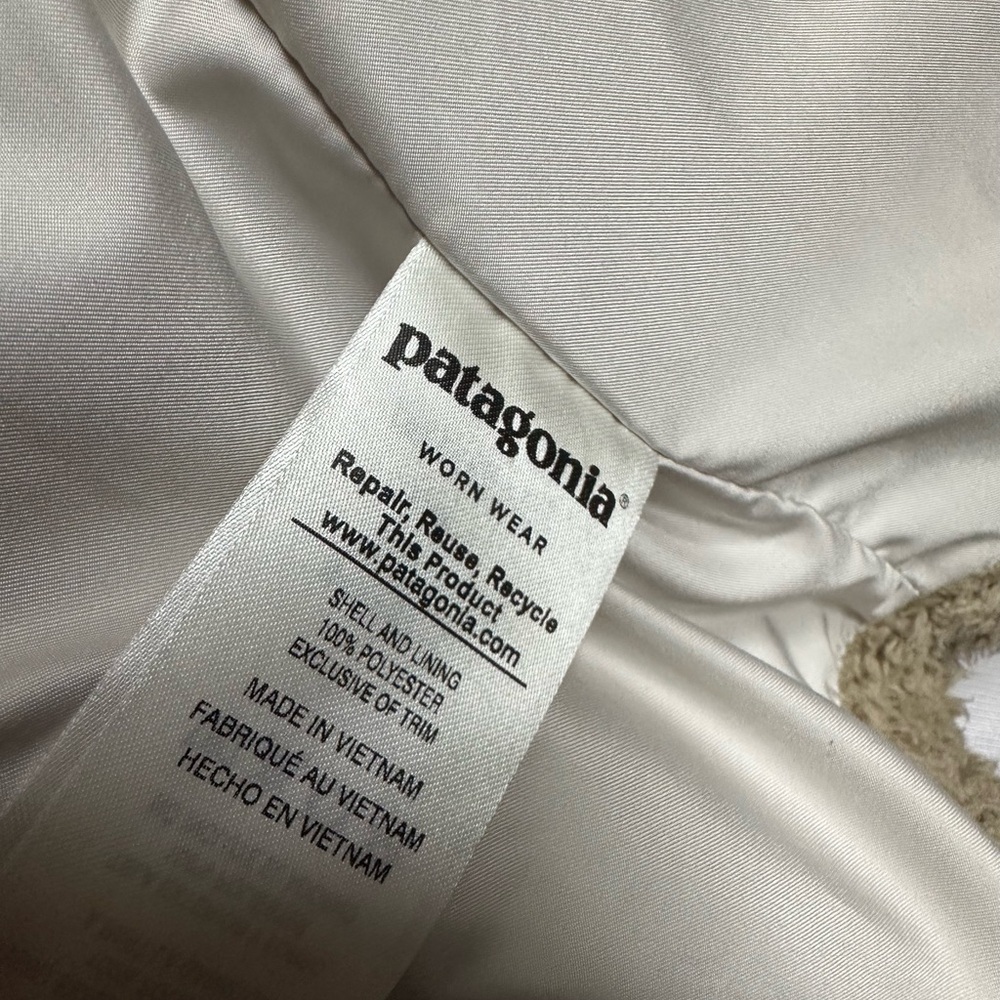 Patagonia Women’s Size Small Vest! Beige. Fluffy. Soft. - Picture 9 of 16
